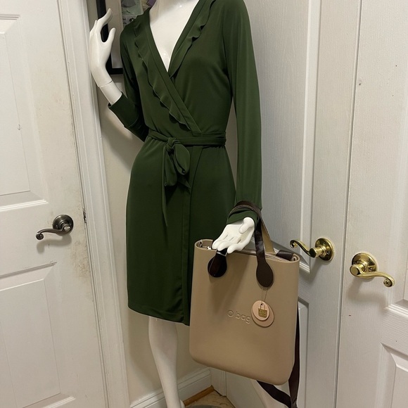 long shape O bag in good condition no scratch or any other damage fits a lot. - Picture 10 of 16